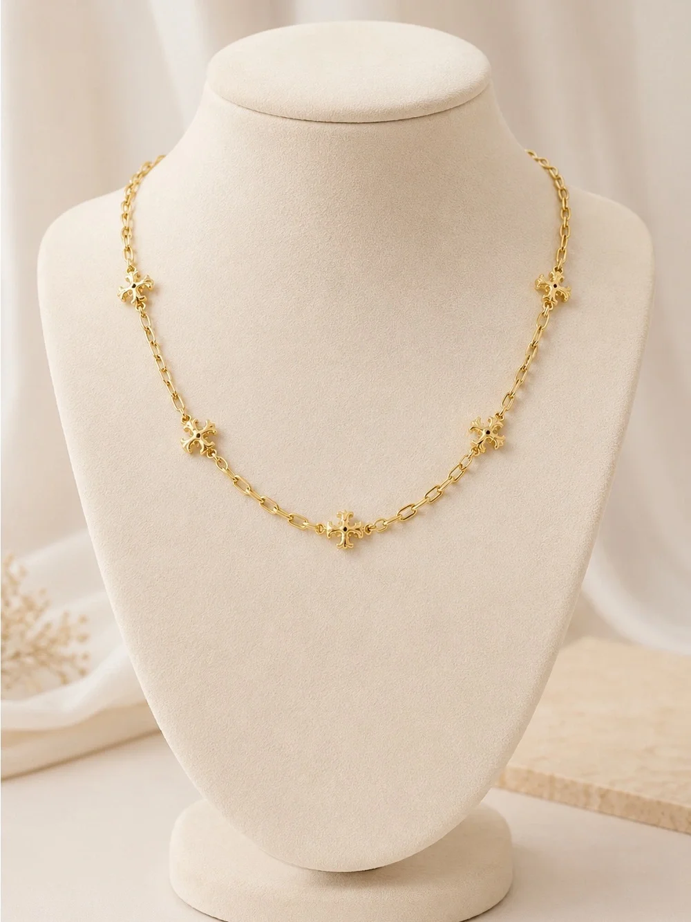 Tory Burch Roxanne chain delicate necklace in gold.